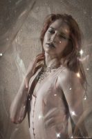 junge, rothaarige Frau wird etwas mystisch und entrückt dargestellt, Modefoto, Kunstfoto, mit Riesenseifenblasen